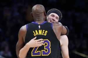 11分12助&湖人大胜！美媒调侃：《詹姆斯会破坏球队化学反应》